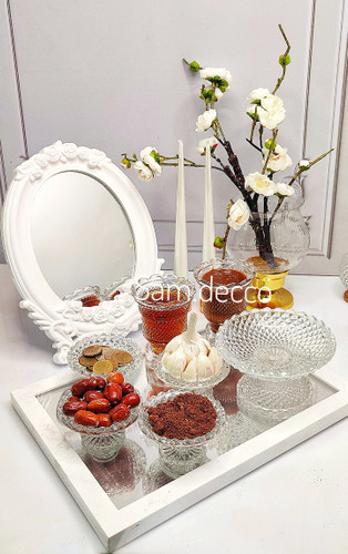 آینه بیضی ،سینی آینه مستطیل،۷عدد ظرف بلور،دو عدد جاشمعی ، یک عدد گلدان یا تنگ ماهی